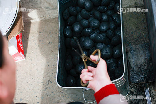 Зорилтот бүлгийн 6098 өрхөд сайжруулсан шахмал түлшийг үнэгүй олгоно